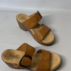 CLIFFS by White Mountain Women’s 8 1/2 Tan Leather Strap Slip On Heeled Samdal